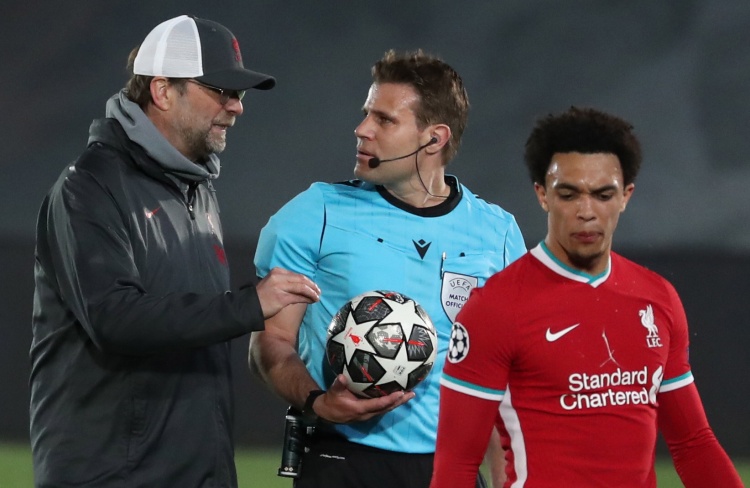 U22国足力克韩国U22，球迷在球员谢场时高喊“雄起”